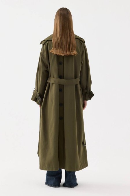 ترنش كوت طويل مع زرار من الخلف